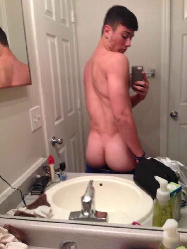 gayboy shows his ass and makes a self shot